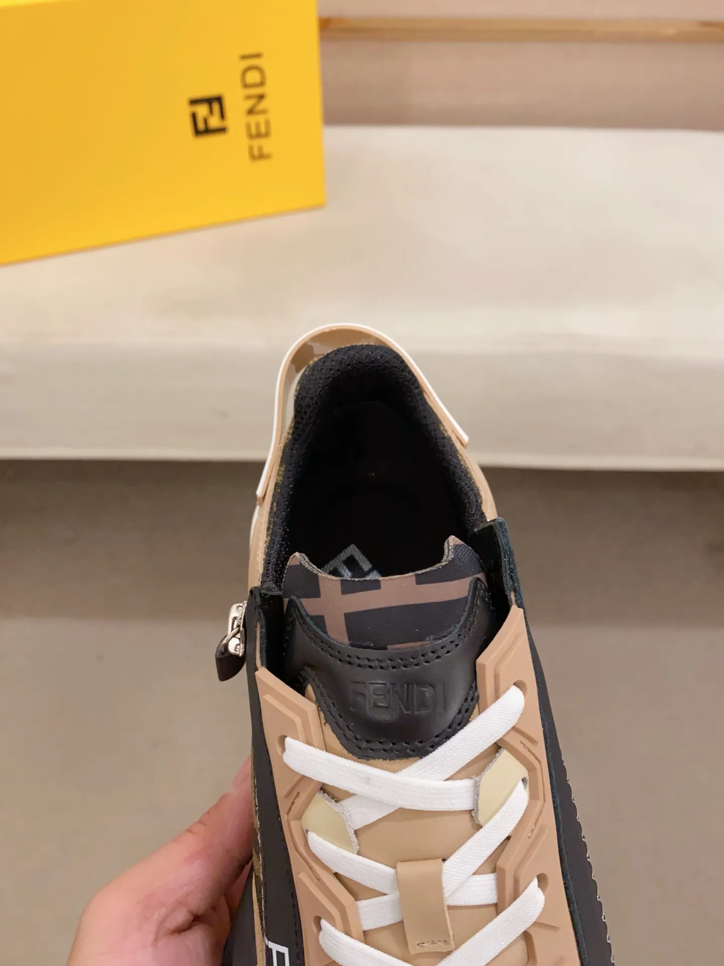 Men's shoes💰: 540💰(Higher version) [Fendi] Fendi's latest casual shoes for men! Available at counters simultaneously! A one-to-one replica of the original. Made entirely of imported top-grain calfskin, the interior is made of top-grain water-dyed cowhide, and the original factory-supplied rubber outsole. Leading new fashion concepts. Matching code: 38-44. 45 can be customized and non-returnable!